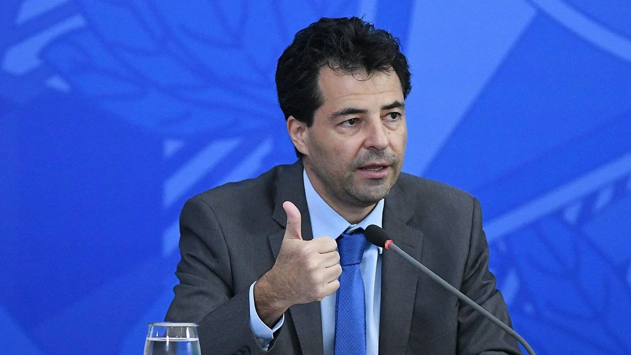 Preço médio do litro de gasolina pode cair para R$ 5,84 com medidas do governo, afirma ministro de Minas e Energia