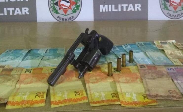 Polícia apreende arma e dinheiro com procurado da Justiça por tráfico de drogas