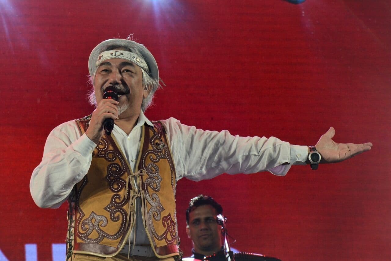 Santanna, O Cantador reúne milhares de fãs na penúltima noite do São João de Campina Grande: "Nordeste é uma nação"