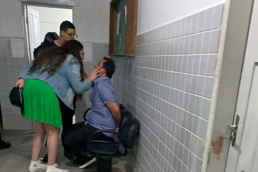 Apresentador Cléber Oliveira se pronuncia após ser preso em discussão com policiais no São João de Campina Grande: "resolvido"