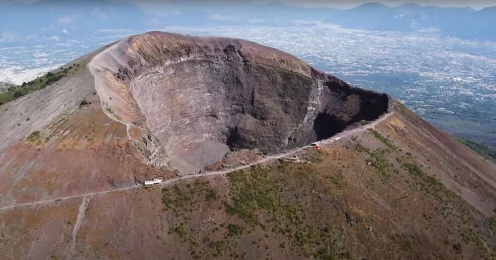 Turista americano cai no Monte Vesúvio ao tentar tirar uma selfie