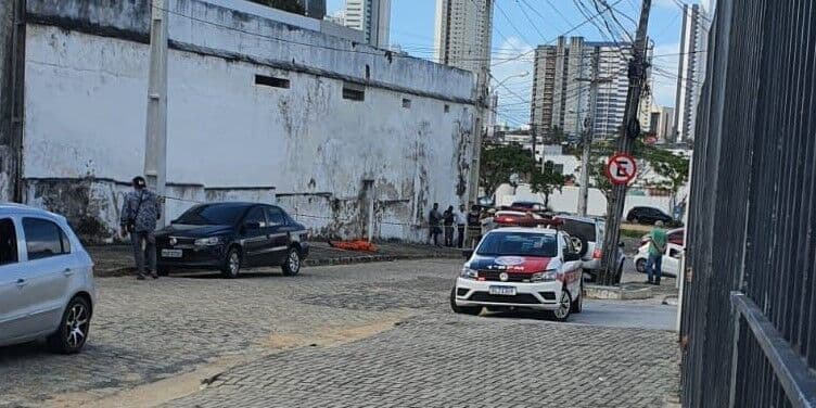 Suspeito de assaltar e fazer família refém em João Pessoa morre em troca de tiros