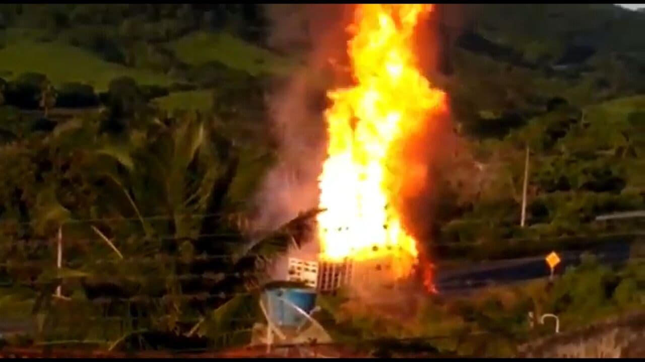 Motorista de caminhão que pegou fogo na BR-230 disse à PRF que veículo teve problema técnico; perícia vai analisar