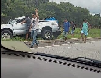 Motoristas registram capotamento na BR 101 em Santa Rita; quatro pessoas ficaram feridas