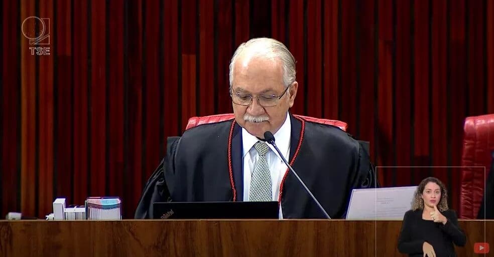 Colocar em dúvida resultado da eleição é defender 'interesse próprio', diz Fachin