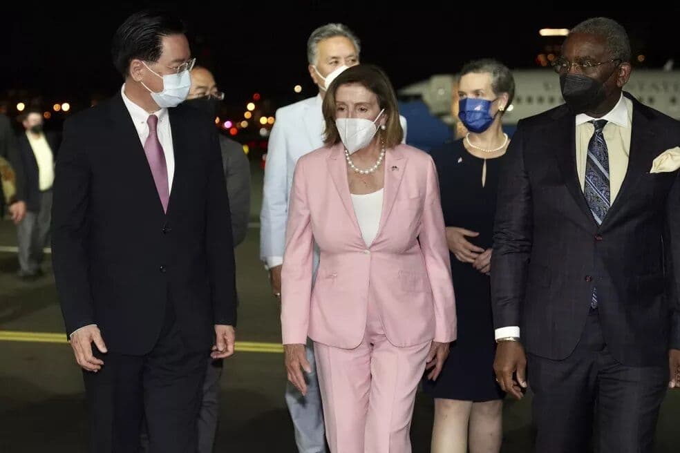 Voo de Nancy Pelosi pousa em Taiwan, e China fala de 'infração severa' à sua soberania e anuncia ações militares