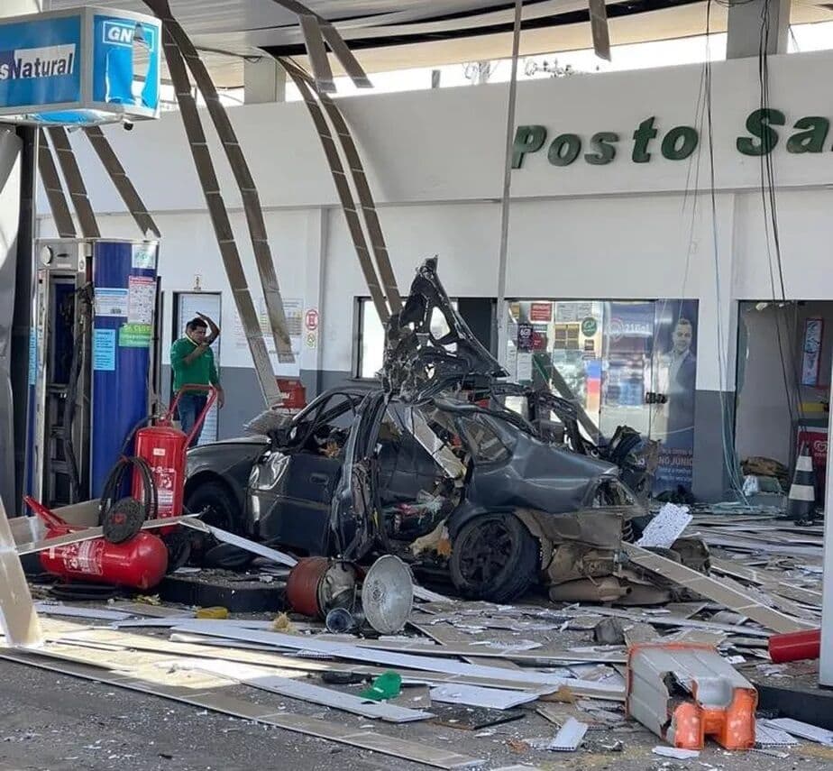 Carro explode em posto de gasolina em São Pedro da Aldeia e deixa dois homens em estado grave