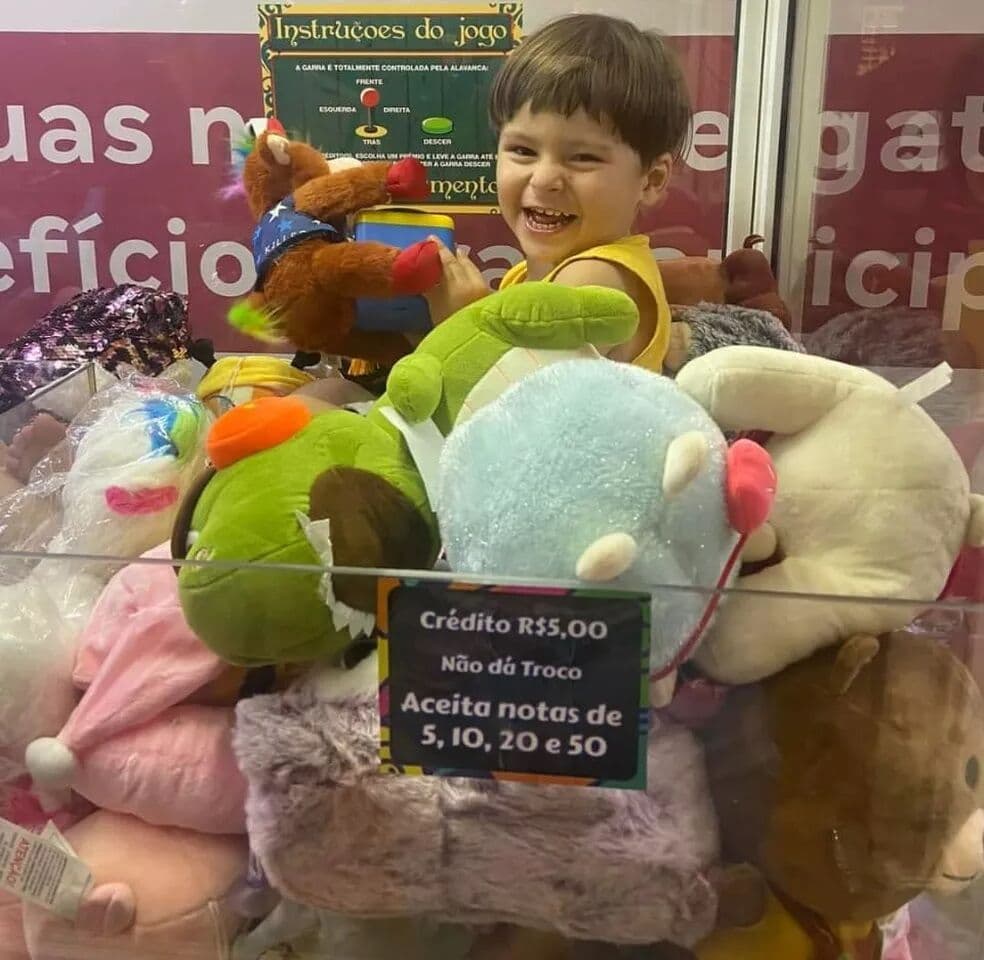 Menino de dois anos entra em máquina de pelúcias de shopping; veja vídeo