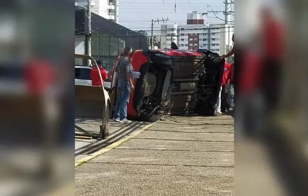 Aluna acelera e capota carro durante prova de autoescola de Florianópolis: 'Bateu em uma grade e virou'