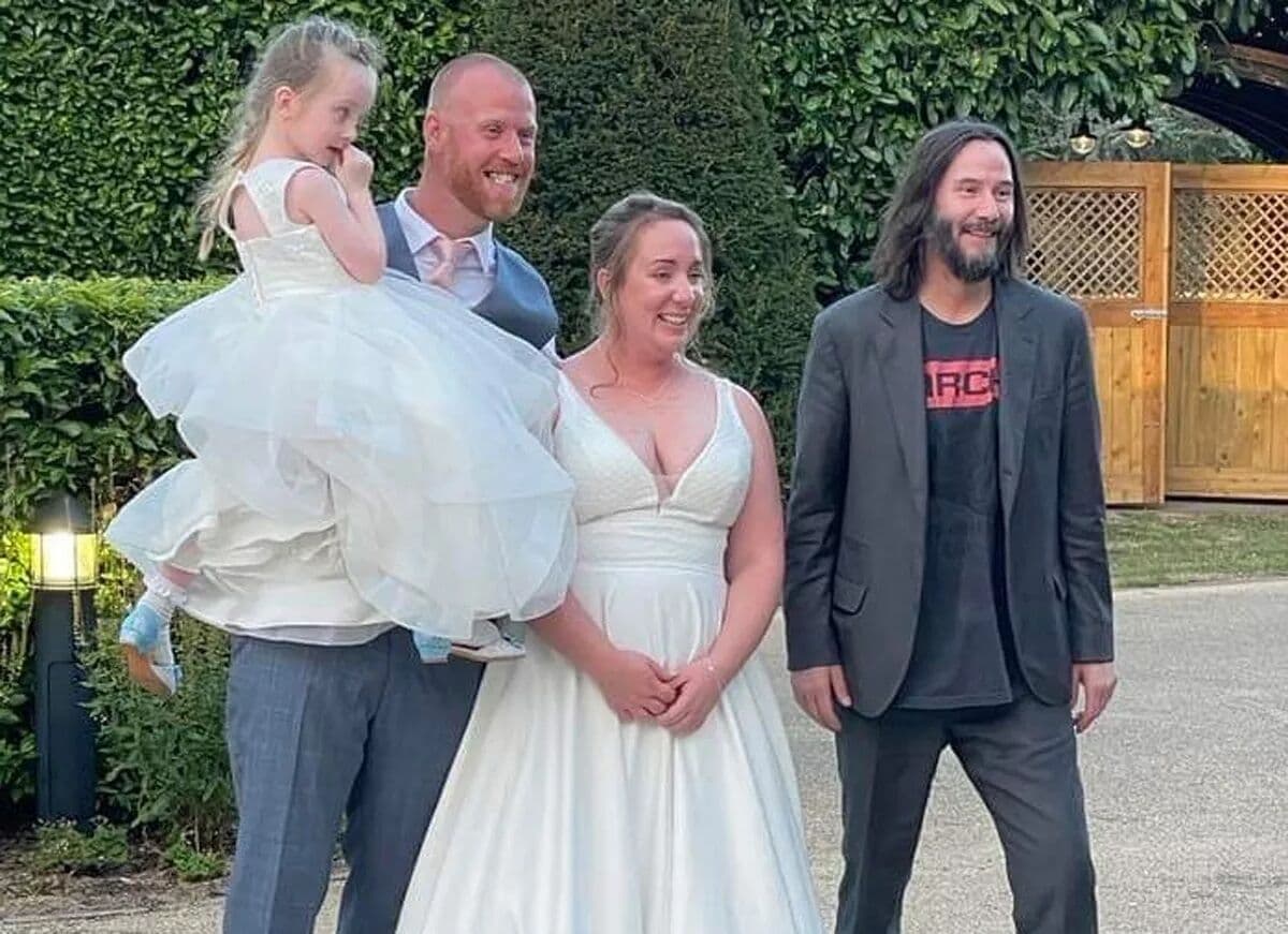 Keanu Reeves aparece em casamento após ser convidado pelo noivo em bar de hotel