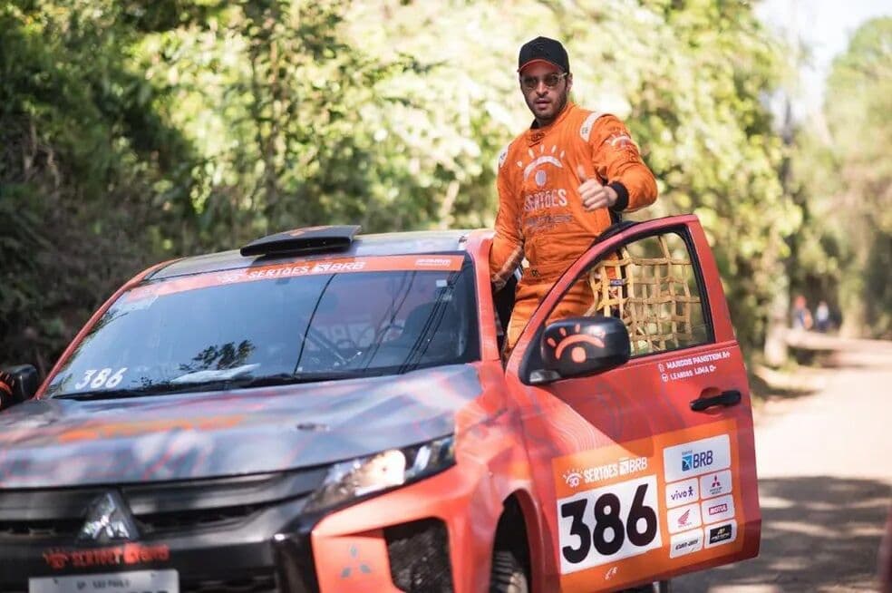 Paraibano Leandro Lima, o Levi de 'Pantanal', capota o carro no Rally dos Sertões