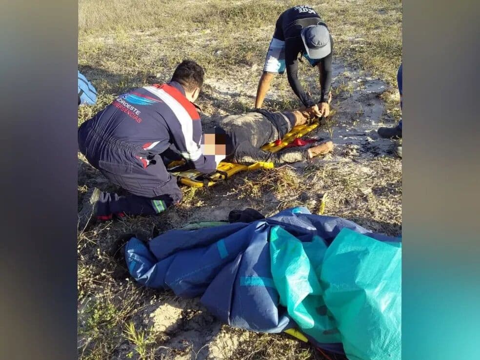 Kitesurfista é arrastado para fora do mar com rajada de vento e fica ferido no Ceará