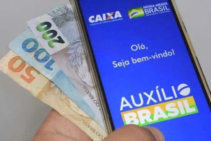 Bolsonaro manda Orçamento de 2023 ao Congresso sem Auxílio Brasil de R$ 600