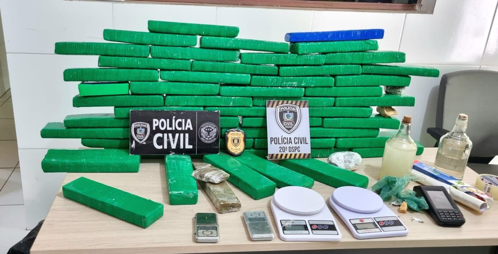 Polícia apreende 50 quilos de maconha prensada e prende mulher em flagrante, no Sertão da Paraíba