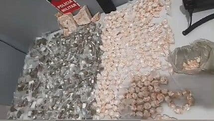 Polícia flagra suspeito com papelotes de maconha em quadra de esportes em Bayeux