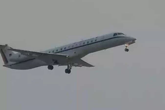 Avião de Bolsonaro arremete ao chegar a Belo Horizonte