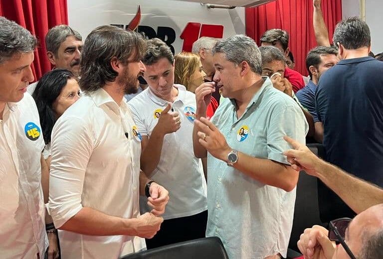 Efraim Filho diz que se "sente feliz" em caminhar ao lado de Veneziano novamente e que os dois lutarão juntos pela Paraíba no Senado