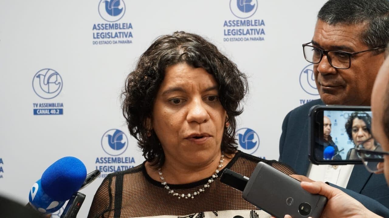 Ao deixar prisão, Estela agradece apoios e diz que Brasil vive ataque à democracia