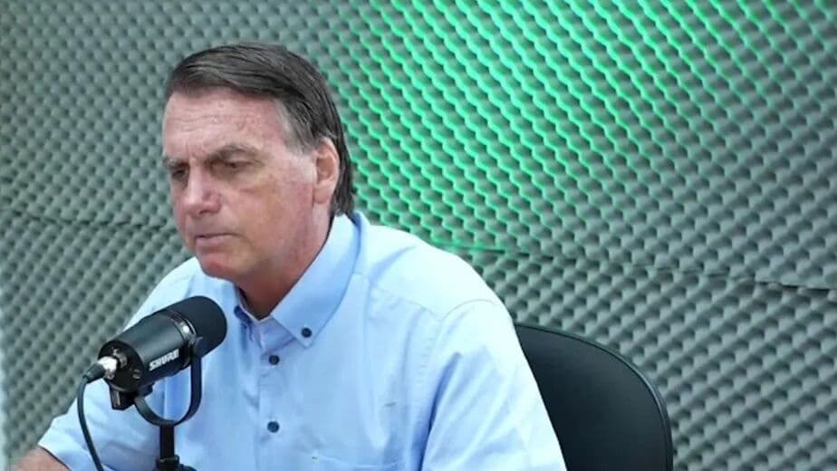 Bolsonaro diz que 'pintou um clima' com 'menininhas de 14 e 15 anos', e vídeo vira munição de adversários