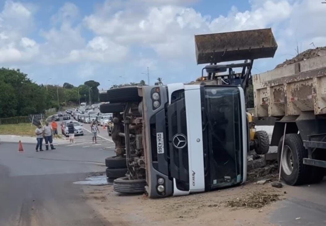 Caminhão tomba na BR 230 e deixa trânsito lento em Oitizeiro
