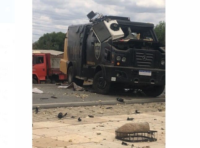 Carro-forte é atacado por grupo criminoso na divisa entre Paraíba e Pernambuco