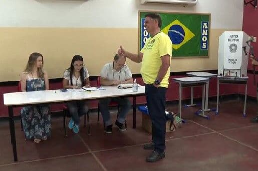 'Expectativa de vitória', diz Bolsonaro ao votar na Vila Militar, Zona Oeste do Rio