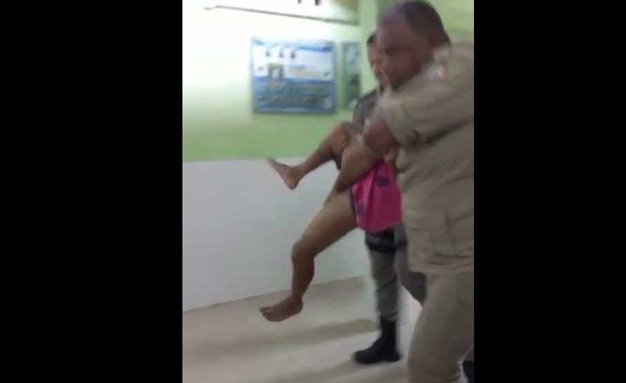 Com sinais de embriaguez, eleitor é flagrado indo votar só de cueca em Rio Tinto, na Paraíba