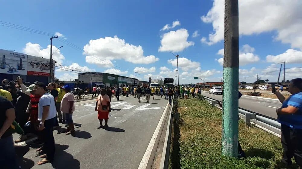 PRF usa gás de pimenta para desarticular protesto que interdita BR-101 no Rio Grande do Norte