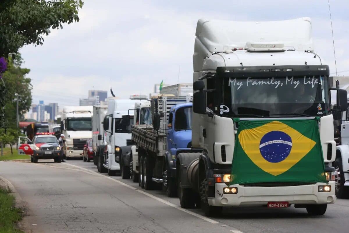 ​Caminhoneiros da Paraíba evitam pegar a estrada com medo de bloqueio e atraso no transporte de cargas, diz Sindicato da categoria