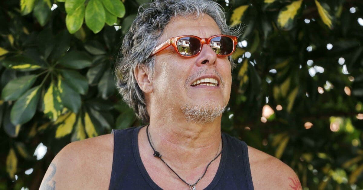 Morre, aos 68 anos, o cantor e compositor Bebeto Alves