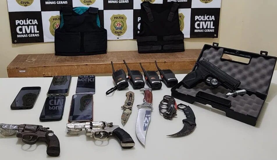 Homens são presos com armas e coletes vestidos de 'franciscanos' em shopping, em Minas Gerais