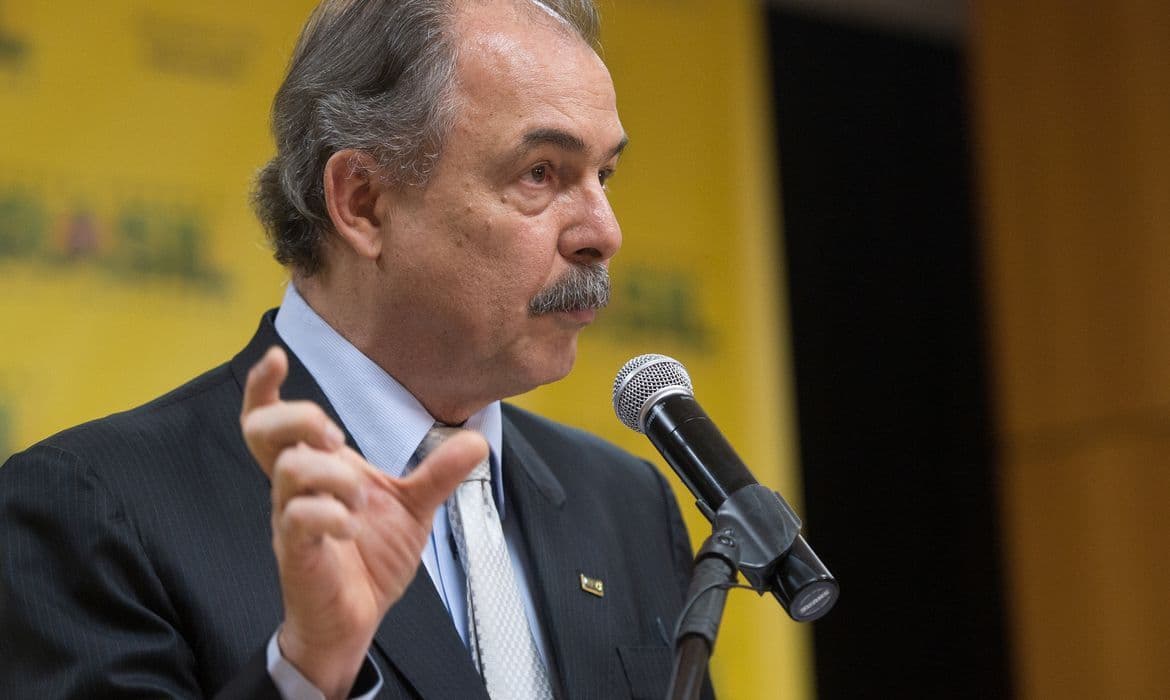 Ministro da Defesa do governo Lula será civil, diz Aloizio Mercadante