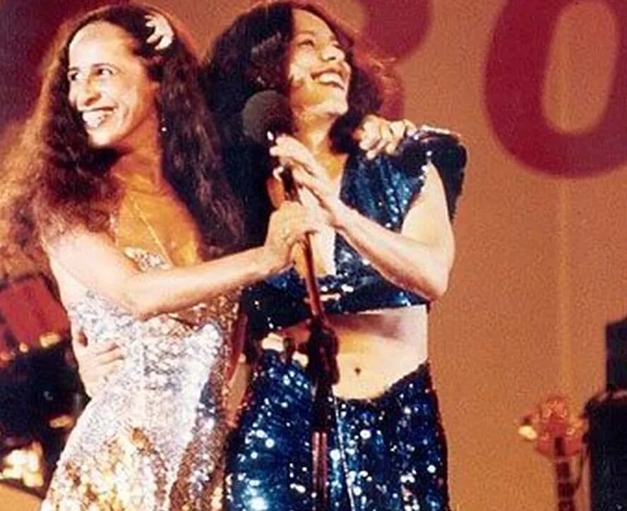 Maria Bethânia homenageia Gal Costa em primeiro show após morte da amiga e parceira musical