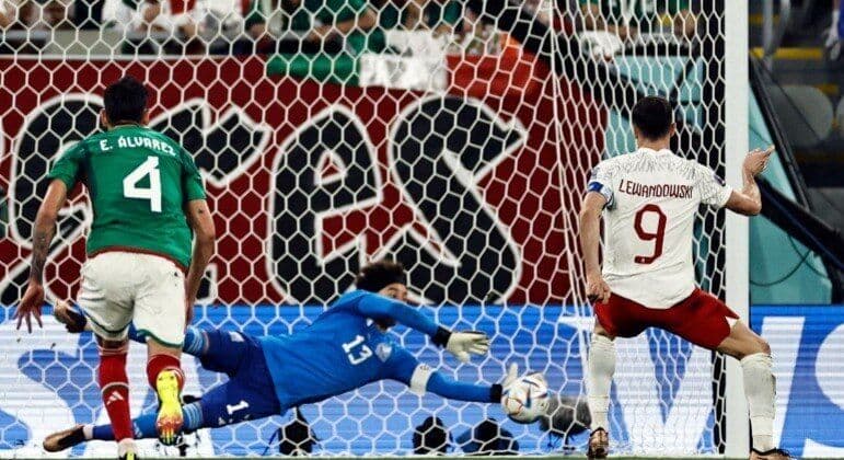 Ochoa brilha, pega pênalti de Lewandowski e México e Polônia não saem do zero a zero