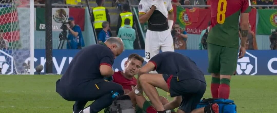 Jogador paraibano Otávio estreia na Copa, quase faz gol para Portugal e sai machucado de campo