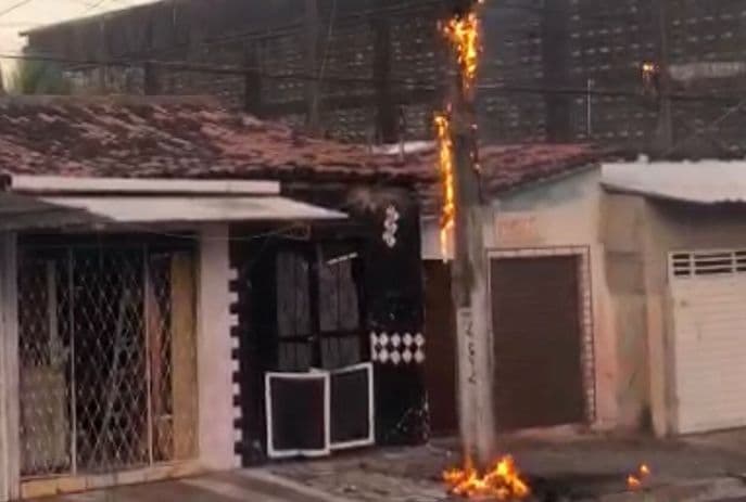 Poste pega fogo no bairro do Rangel, em João Pessoa