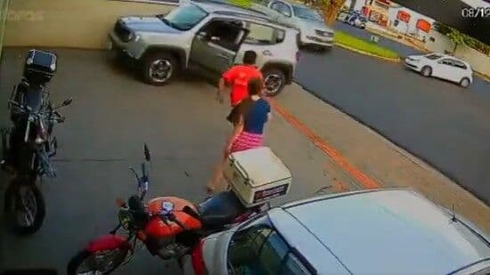 Homem evita desastre ao correr para segurar carro com o freio de mão solto; veja vídeo