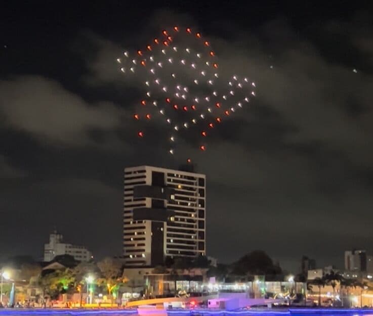 Show de drones empolga público com desenhos e luzes no céu de Campina Grande