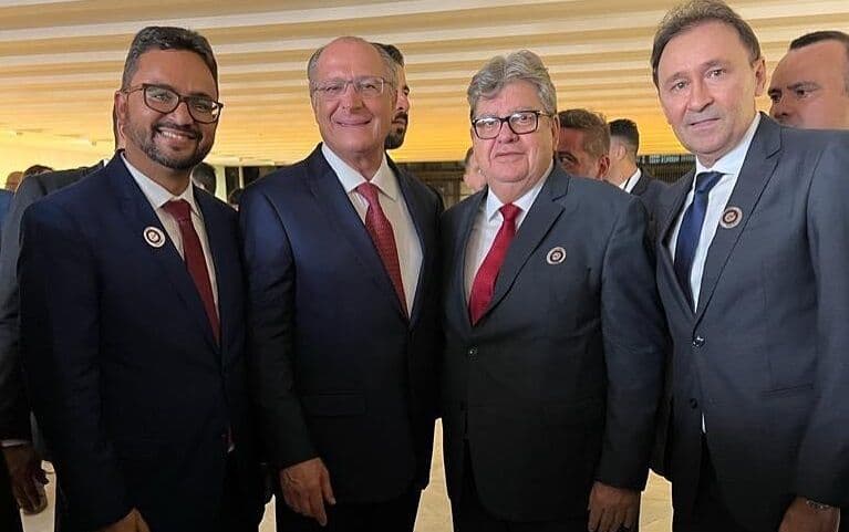 João Azevêdo vai à posse de Lula e posa ao lado de Geraldo Alckmin e ministros