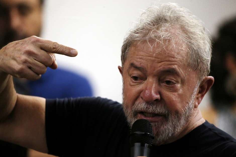 Lula afirma em carta que golpe quer tirá-lo das eleições em que é o favorito