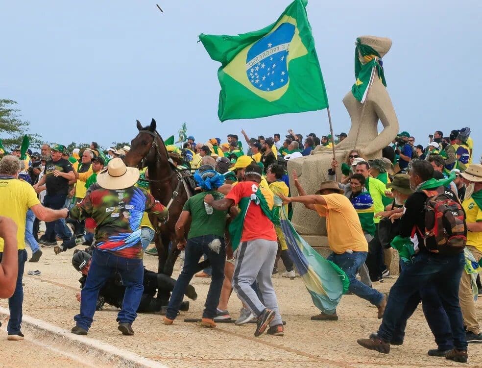 VÍDEO: policial da cavalaria da PM é agredido por terroristas bolsonaristas, em Brasília