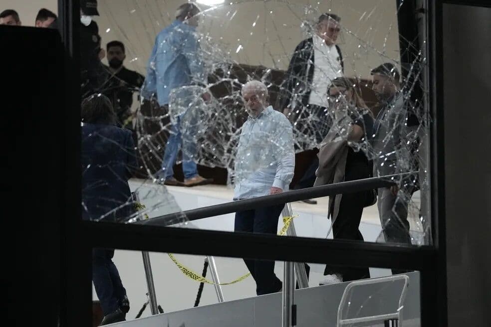 De volta a Brasília, Lula vai ao Planalto e ao STF e confere os estragos feitos por terroristas bolsonaristas: 'Serão punidos'