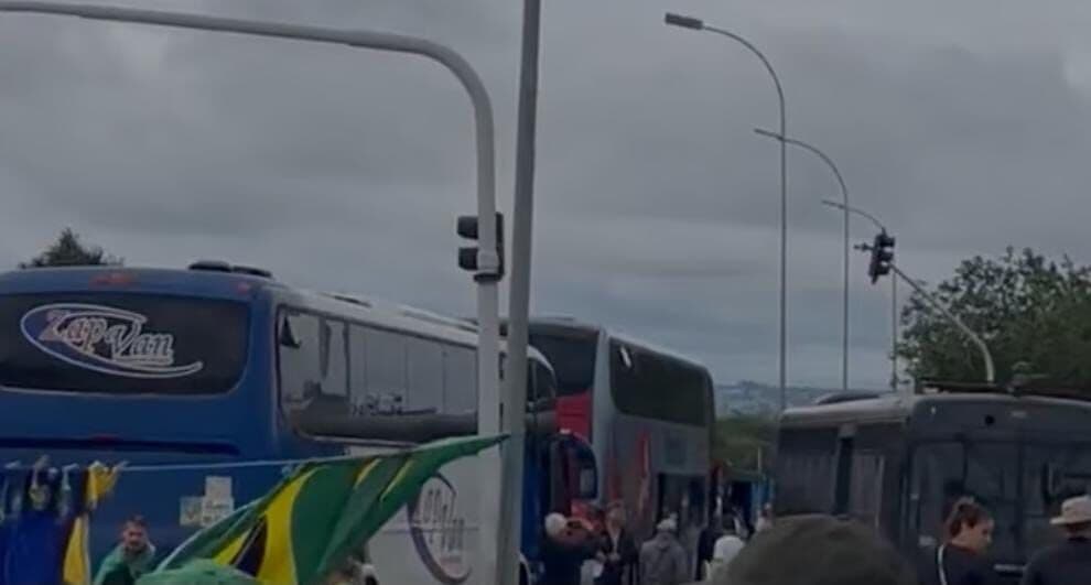 Ônibus de Bayeux está entre veículos apreendidos em Brasília após atos de terrorismo