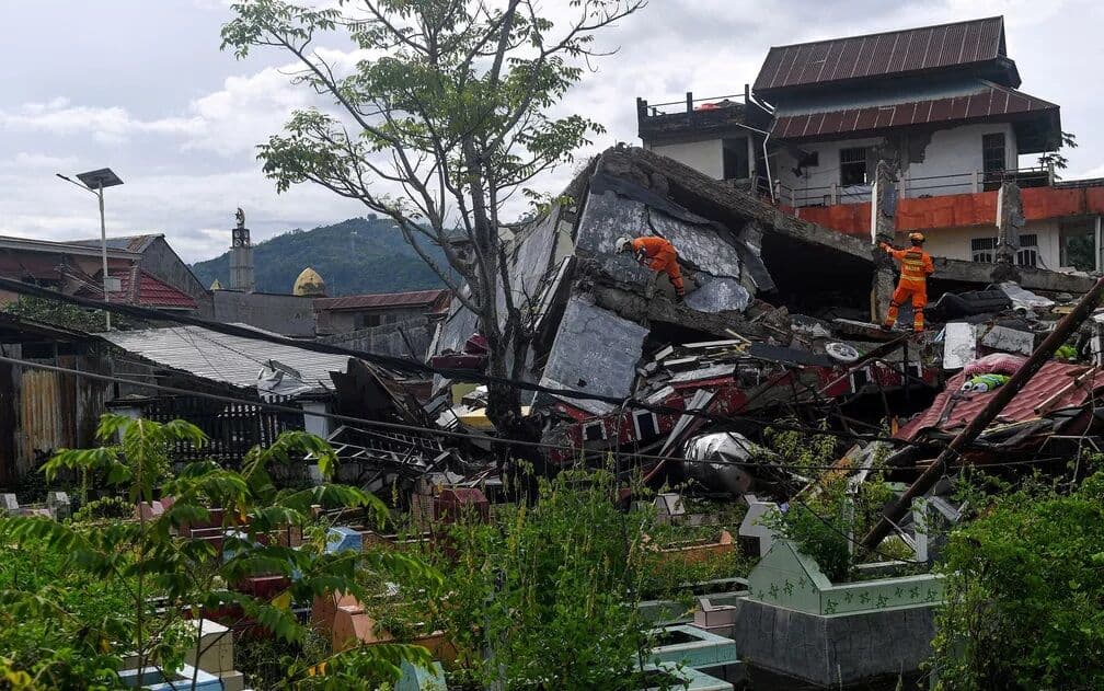 Terremoto de magnitude 7,7 atinge a Indonésia