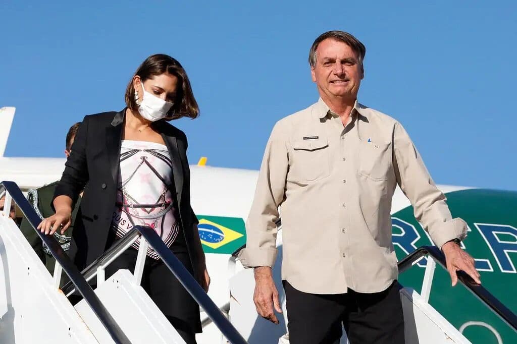EUA dizem que indivíduo com visto oficial e que não está mais em serviço oficial deve sair ou buscar novo status