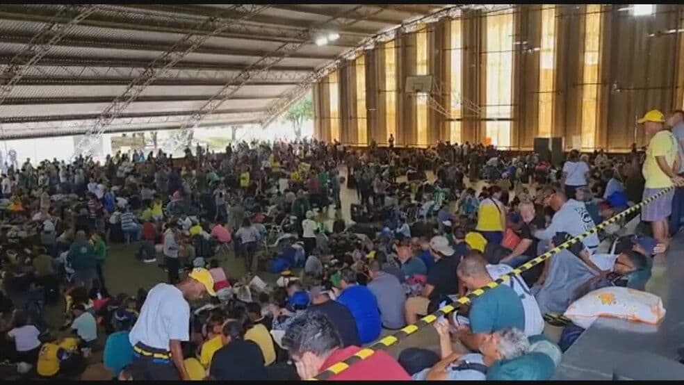 Bolsonaristas retirados de acampamento no QG do Exército são levados para ginásio da Polícia Federal, em Brasília