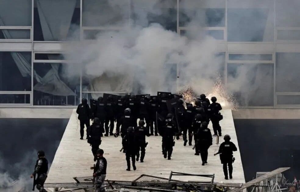 Golpista detido no Planalto diz que integrante do Exército tentou ajudar invasores a deixar o prédio antes de prisão