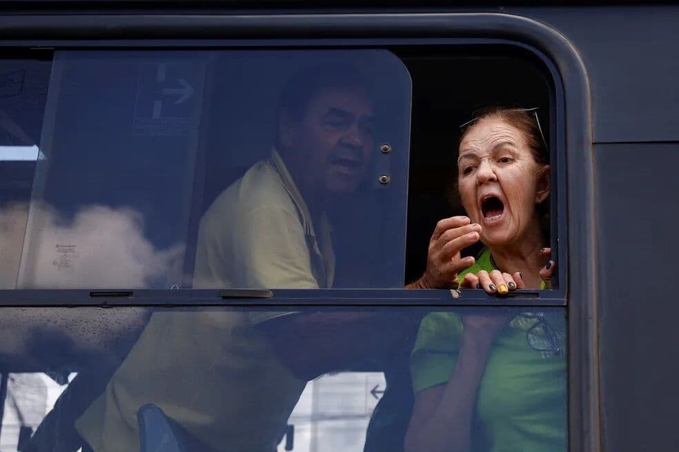 Idoso morre após moto que conduzia bater em ônibus da banda Aviões do Forró