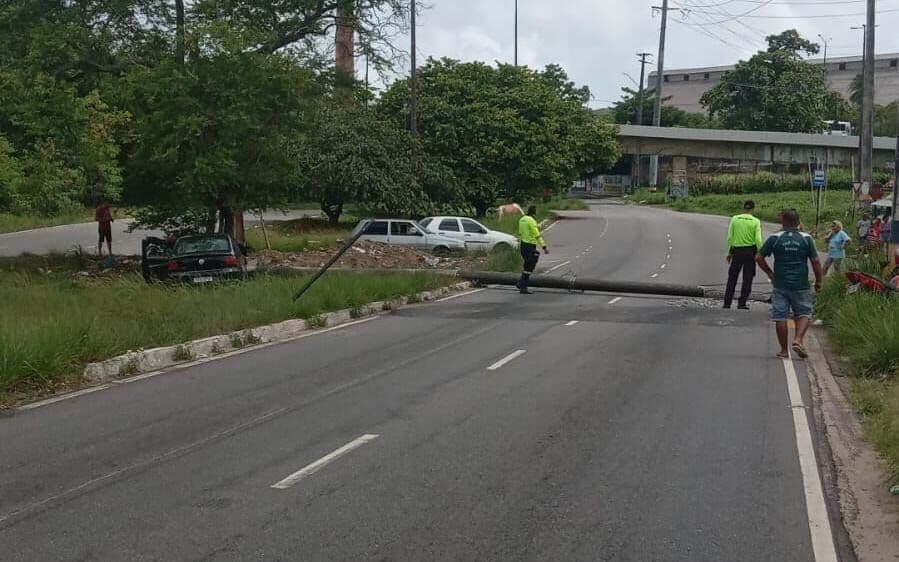 Motorista perde controle e carro colide em poste na Ilha do Bispo, em Joao Pessoa