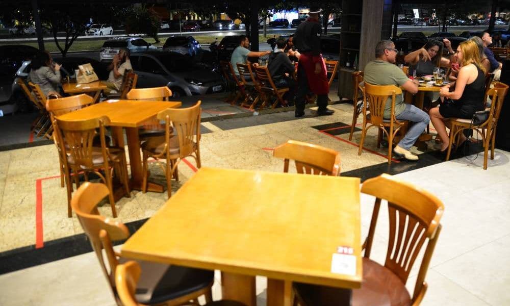 Governador sanciona lei que proíbe estabelecimentos de impedir entrada com bebidas e alimentos comprados em outros locais